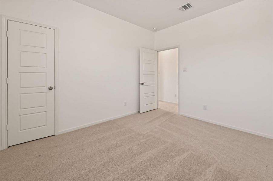 Spacious, unfurnished interior of a new home in Lago Mar, Texas City (Image 30).