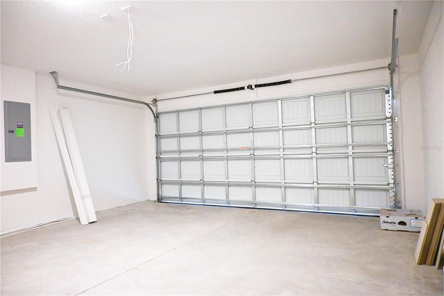 Spacious, unfurnished interior of a new home in , Ocala (Image 9).