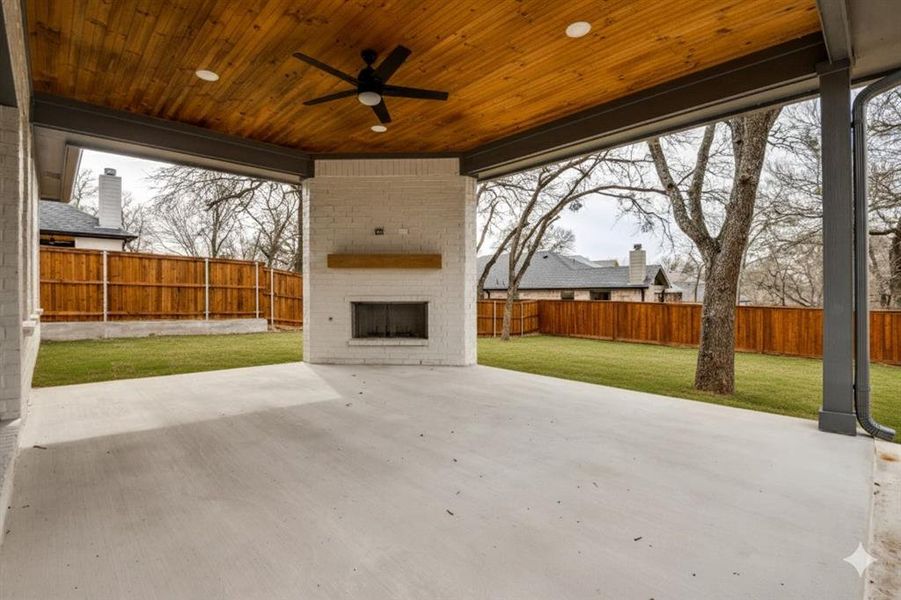 Exterior details and patio area of a home in , Seagoville (Image 3).