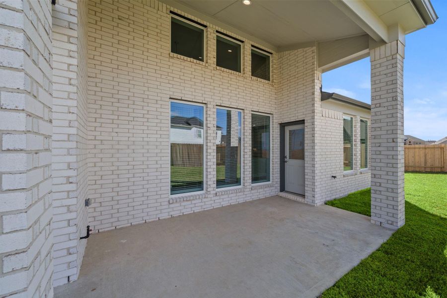 Exterior details and patio area of a home in Beacon Hill, Waller (Image 4).
