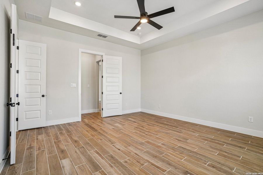 Spacious, unfurnished interior of a new home in Village at Three Oaks, Seguin (Image 11).