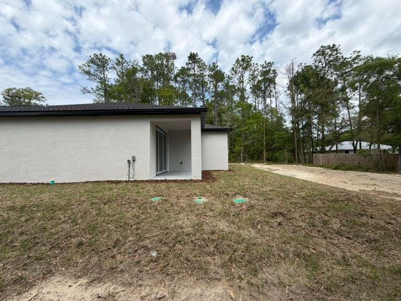 Exterior details and patio area of a home in , Dunnellon (Image 24).
