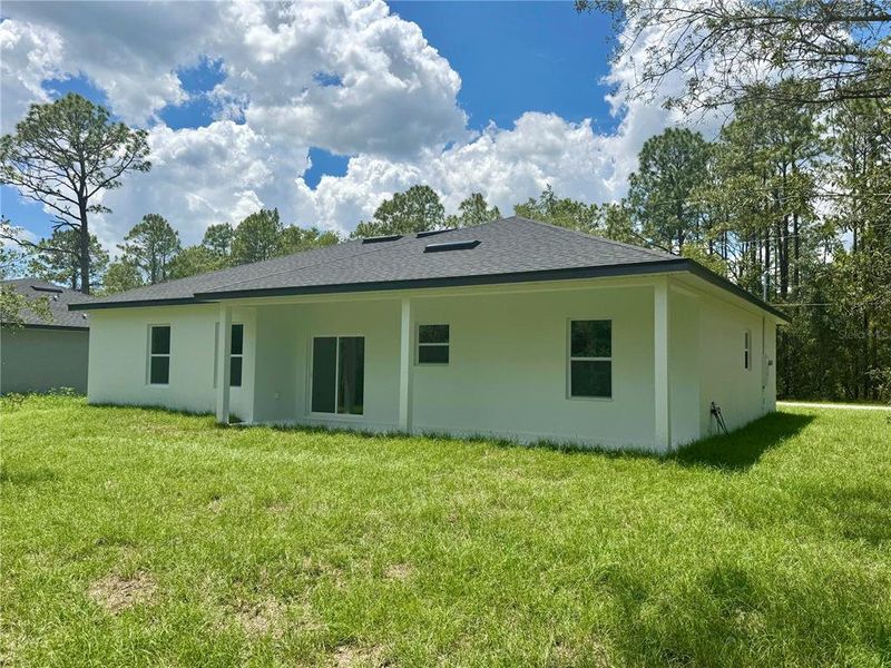 Exterior details and patio area of a home in , Citrus Springs (Image 2).