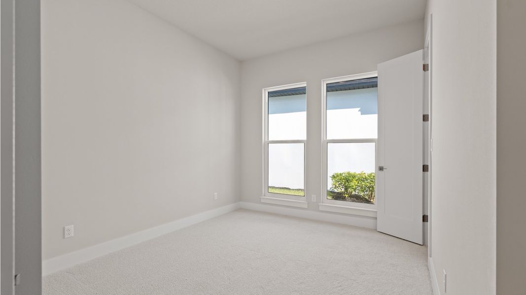Spacious, unfurnished interior of a new home in Glynlea Country Club, Port St. Lucie (Image 21).