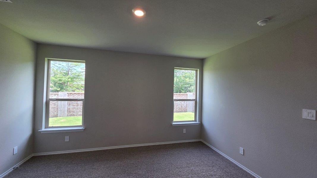Spacious, unfurnished interior of a new home in Trails of Elizabeth Creek, Fort Worth (Image 11).