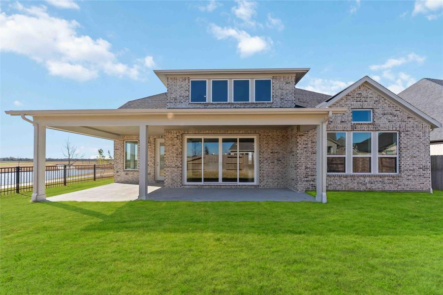 Exterior details and patio area of a home in Valencia, Manvel (Image 3).