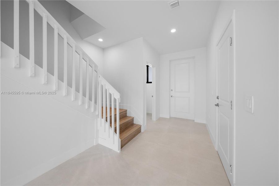 Spacious, unfurnished interior of a new home in , Florida City (Image 22).