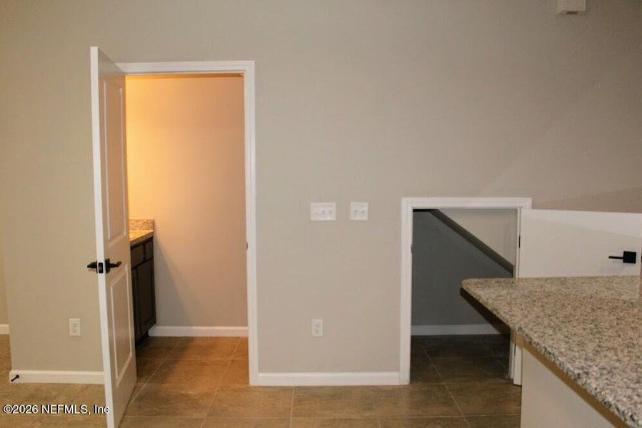 Spacious, unfurnished interior of a new home in , Middleburg (Image 8).