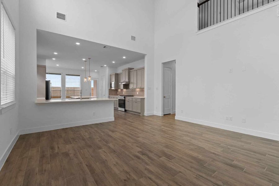 Spacious, unfurnished interior of a new home in Wood Leaf Reserve, Tomball (Image 30).