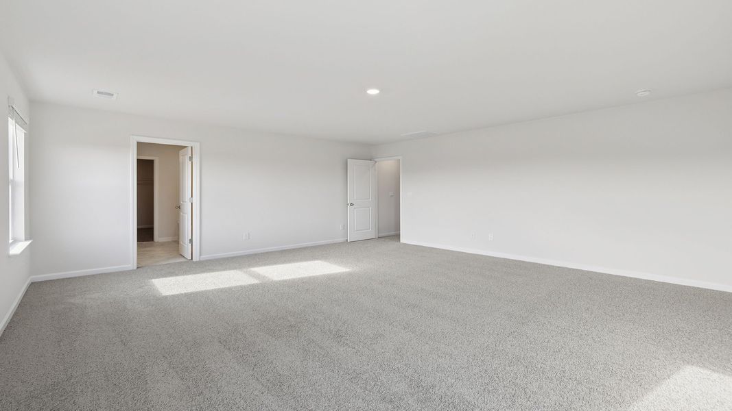 Spacious, unfurnished interior of a new home in Woodglen, Piedmont (Image 31).