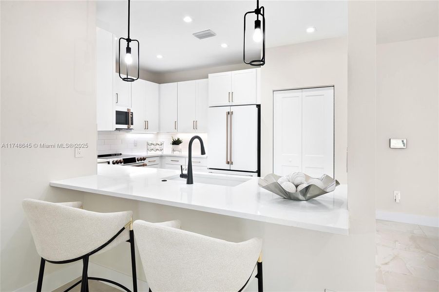 Spacious, unfurnished interior of a new home in , Fort Myers (Image 7).