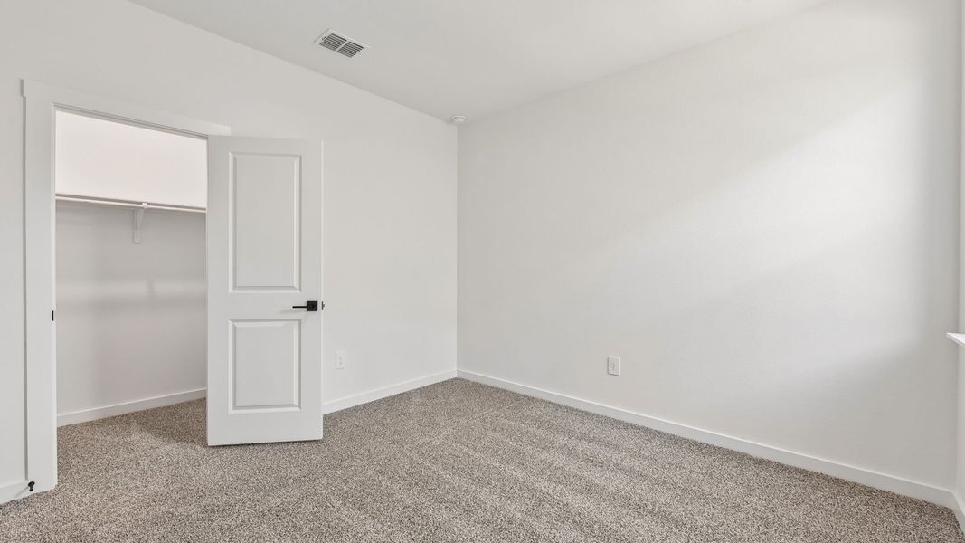 Spacious, unfurnished interior of a new home in Rosenbusch Ranch, Leander (Image 38).