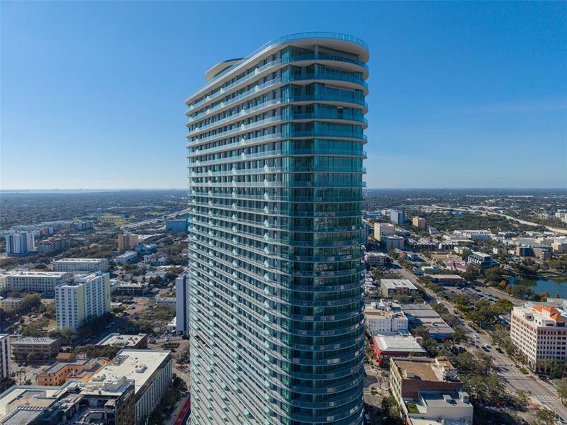 Condo located in St. Petersburg, FL showcasing its design and architecture (Image 43).