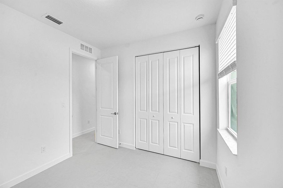 Spacious, unfurnished interior of a new home in Seagrove: The Indies, Fort Pierce (Image 19).