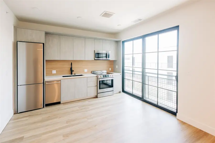 Spacious, unfurnished interior of a new home in Congress Lofts Saint Elmo, Austin (Image 4).