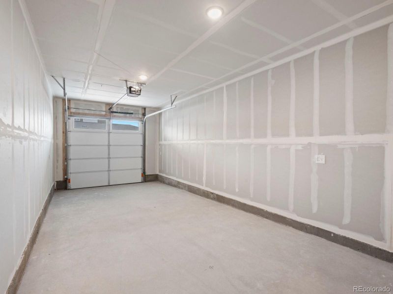 Spacious, unfurnished interior of a new home in Gateway Commons, Denver (Image 24).