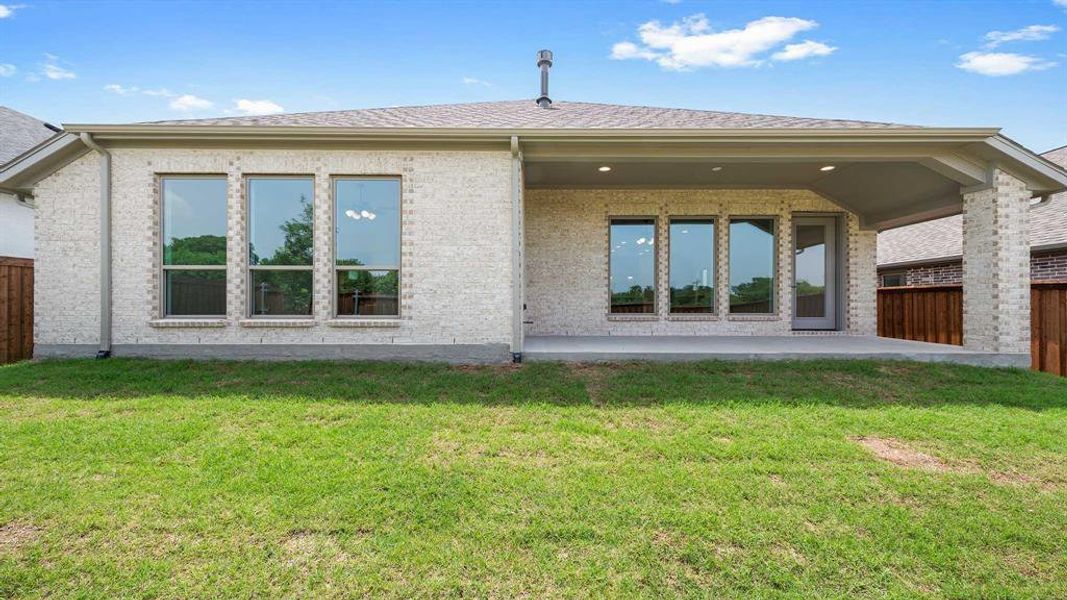 Exterior details and patio area of a home in Hillstead, Lavon (Image 3).