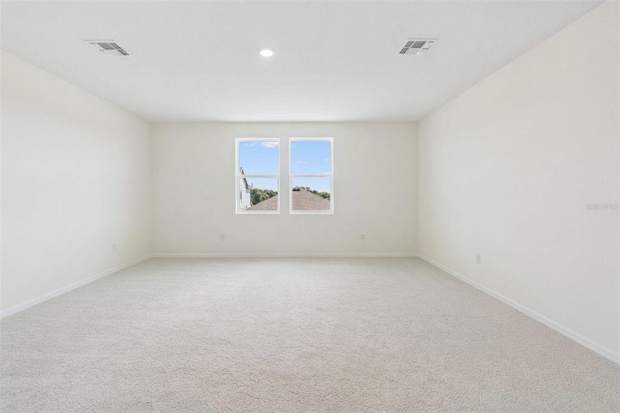 Spacious, unfurnished interior of a new home in Eastlyn, Bradenton (Image 12).