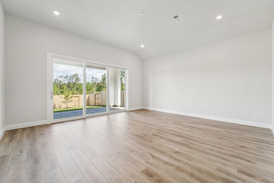 Spacious, unfurnished interior of a new home in Evergreen 70', Conroe (Image 15).
