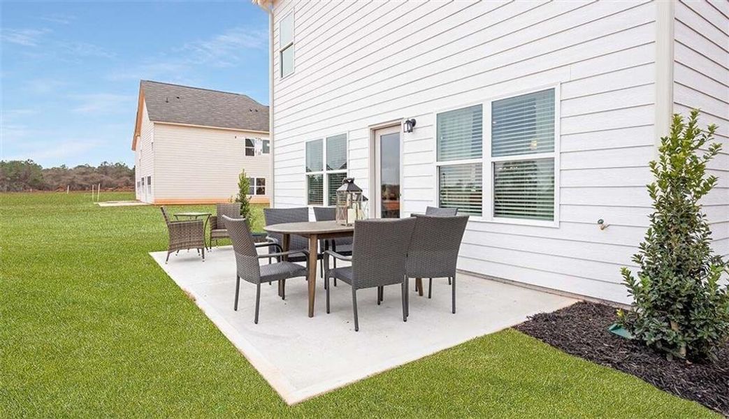 Exterior details and patio area of a home in Sanders Park, Austell (Image 3).