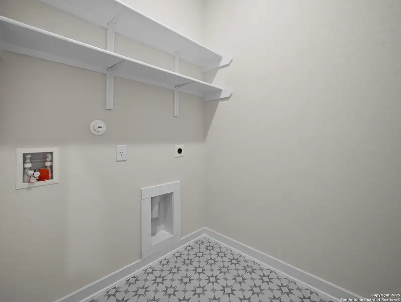 Spacious, unfurnished interior of a new home in Hunter's Ranch, San Antonio (Image 10). Spacious, unfurnished interior of a new home in Hunter's Ranch, San Antonio (Image 10).