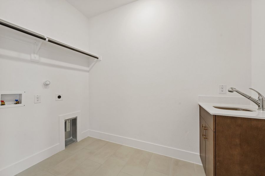 Spacious, unfurnished interior of a new home in Union Park, Little Elm (Image 31).