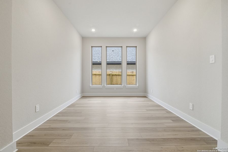 Spacious, unfurnished interior of a new home in Haby Hill 60s, San Antonio (Image 22).