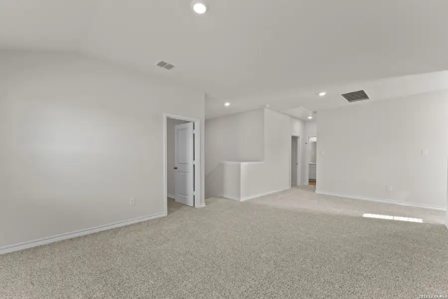 Spacious, unfurnished interior of a new home in Laurel Vistas, San Antonio (Image 35).