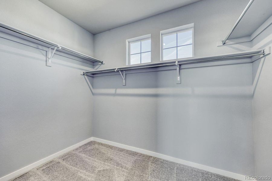 OWNER'S WALK-IN CLOSET