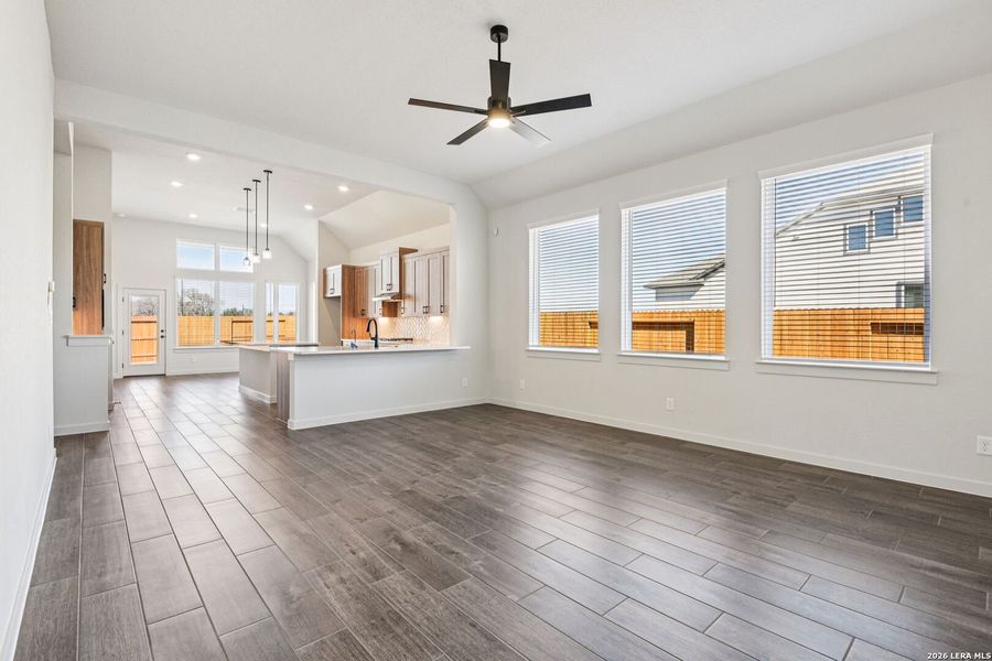 Spacious, unfurnished interior of a new home in Stream Waters, Seguin (Image 10).