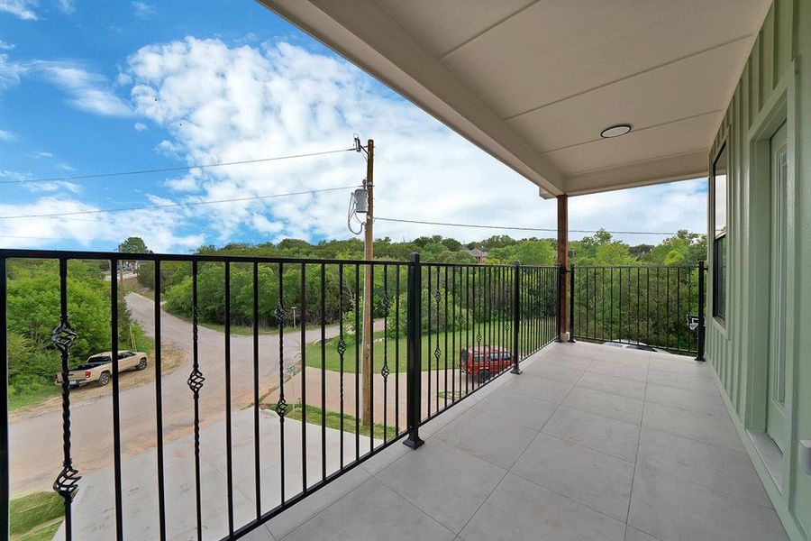 Exterior details and patio area of a home in , Granbury (Image 4).