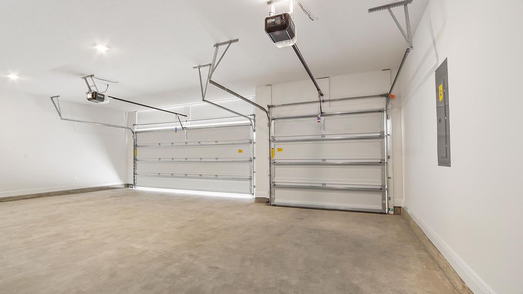 Spacious, unfurnished interior of a new home in Owl's Head Farms, Freeport (Image 39).