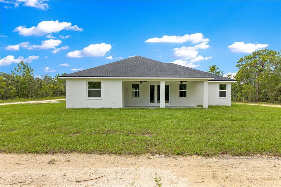 Exterior details and patio area of a home in , Dunnellon (Image 33).