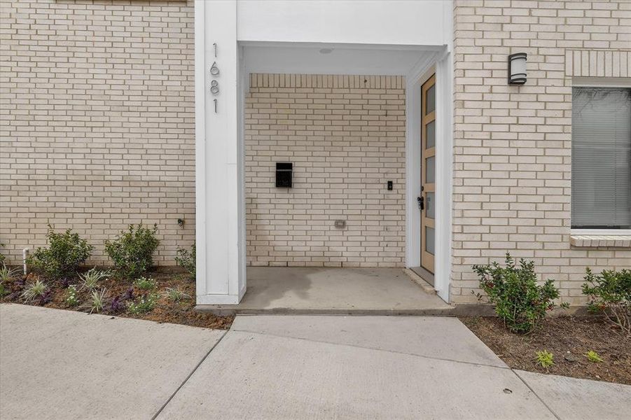Exterior details and patio area of a home in , Dallas (Image 4).