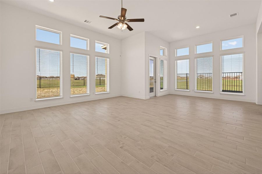 Spacious, unfurnished interior of a new home in Lago Mar, Texas City (Image 33).
