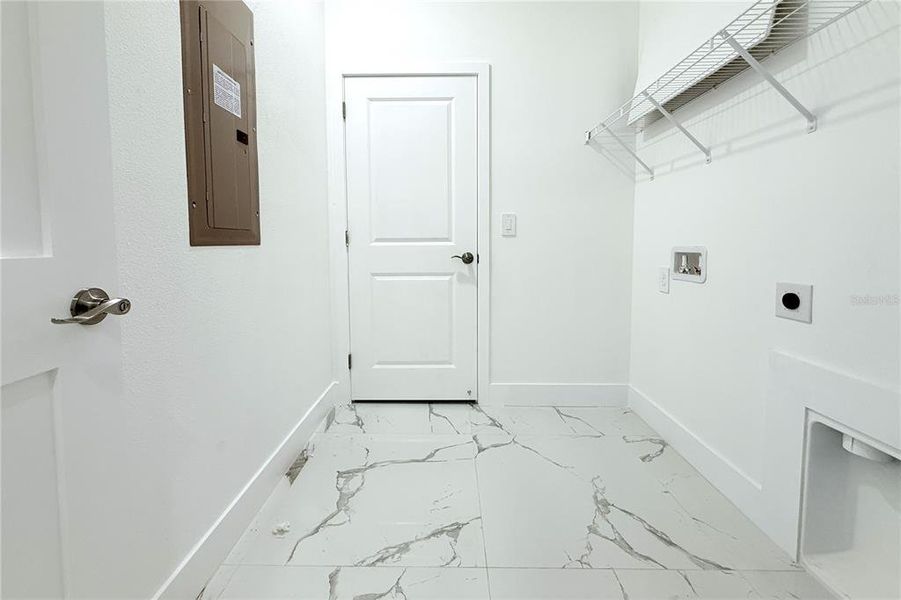 Spacious, unfurnished interior of a new home in , Tampa (Image 31).