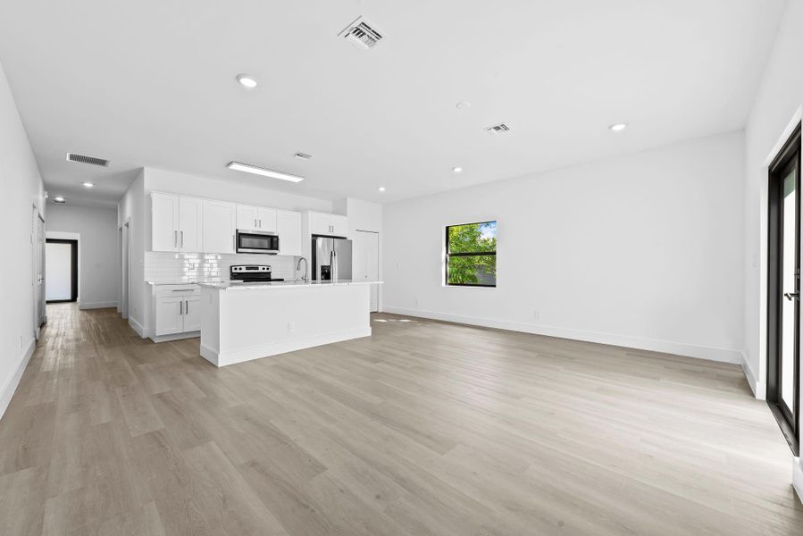 Spacious, unfurnished interior of a new home in , Fort Lauderdale (Image 23).