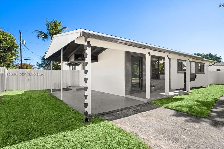 Exterior details and patio area of a home in , Cutler Bay (Image 21).