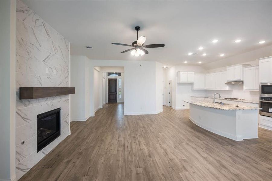 Spacious, unfurnished interior of a new home in Las Lomas, Forney (Image 7).