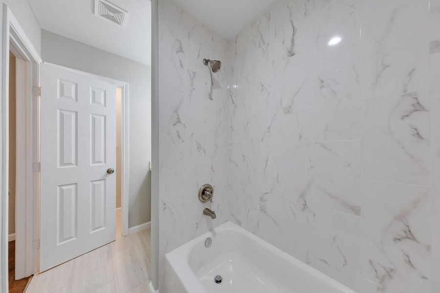 This thoughtful layout provides a relaxing space for unwinding after a long day, allowing you to enjoy a soothing bath or a refreshing shower in comfort. This thoughtful layout provides a relaxing space for unwinding after a long day, allowing you to enjoy a soothing bath or a refreshing shower in comfort.