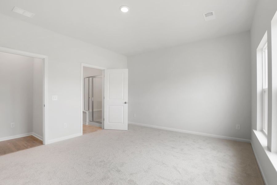 Spacious, unfurnished interior of a new home in , Summerville (Image 15).