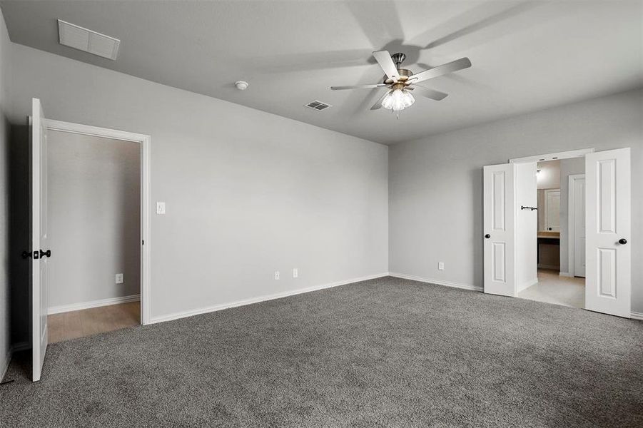 Unfurnished room featuring light carpet and ceiling fan