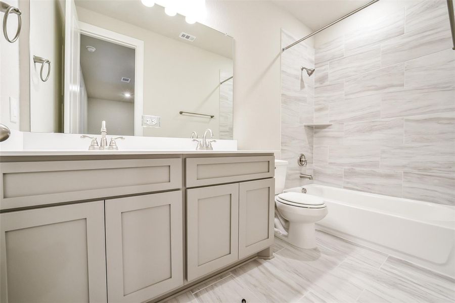 Furnished interior view inside a new home in Evergreen 60', Conroe (Image 9).