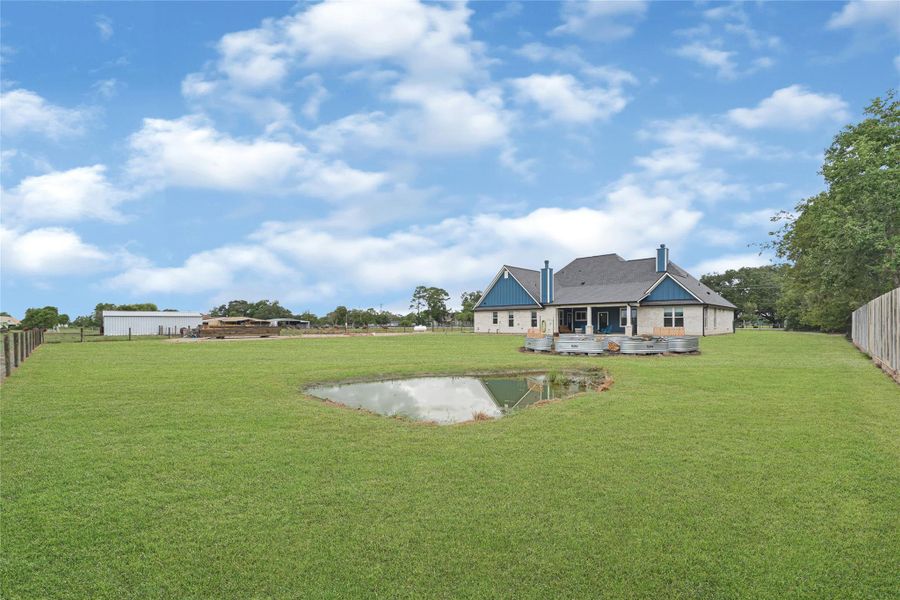 Exterior details and patio area of a home in , Alvin (Image 21).