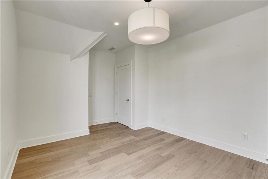 Spacious, unfurnished interior of a new home in , Gainesville (Image 27).