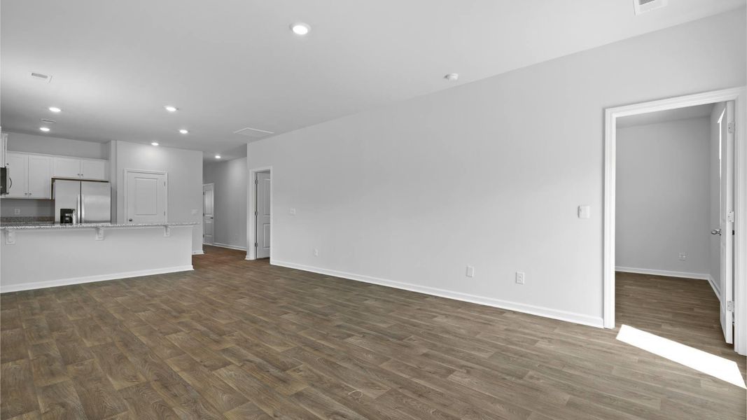 Spacious, unfurnished interior of a new home in Carolina Groves, Moncks Corner (Image 5).