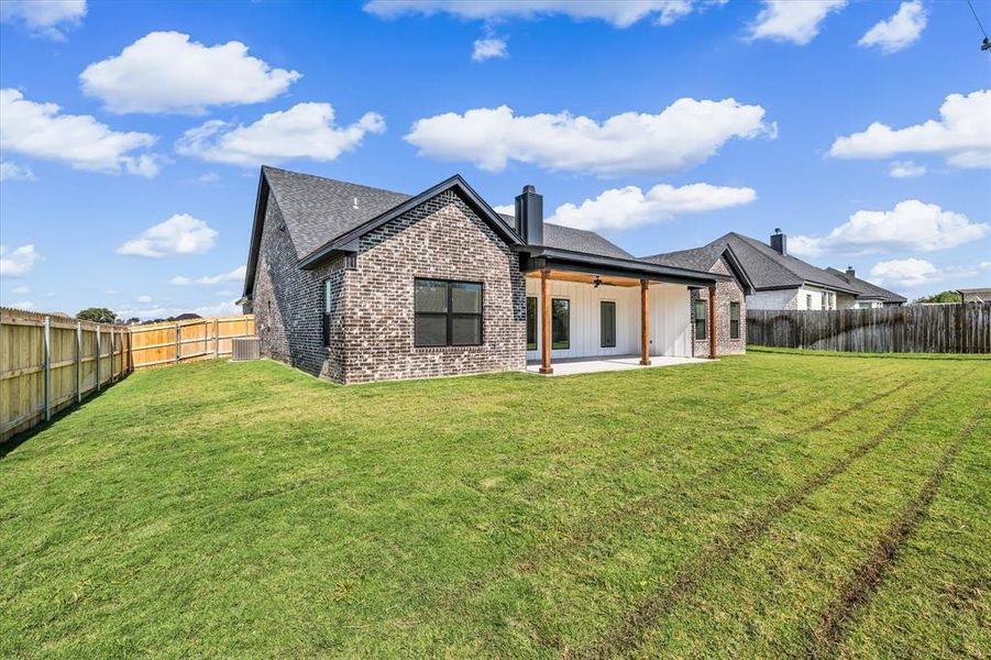 Exterior details and patio area of a home in , Hewitt (Image 16).