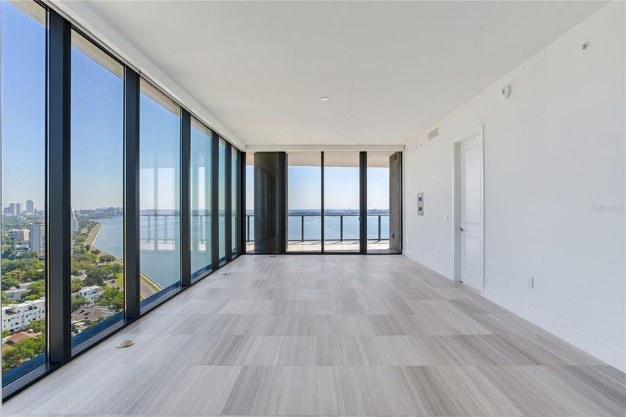 Spacious, unfurnished interior of a new home in The Ritz-Carlton Residences, Tampa (Image 15).
