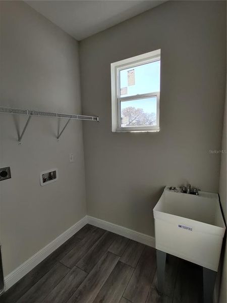 Spacious, unfurnished interior of a new home in , Tampa (Image 38).