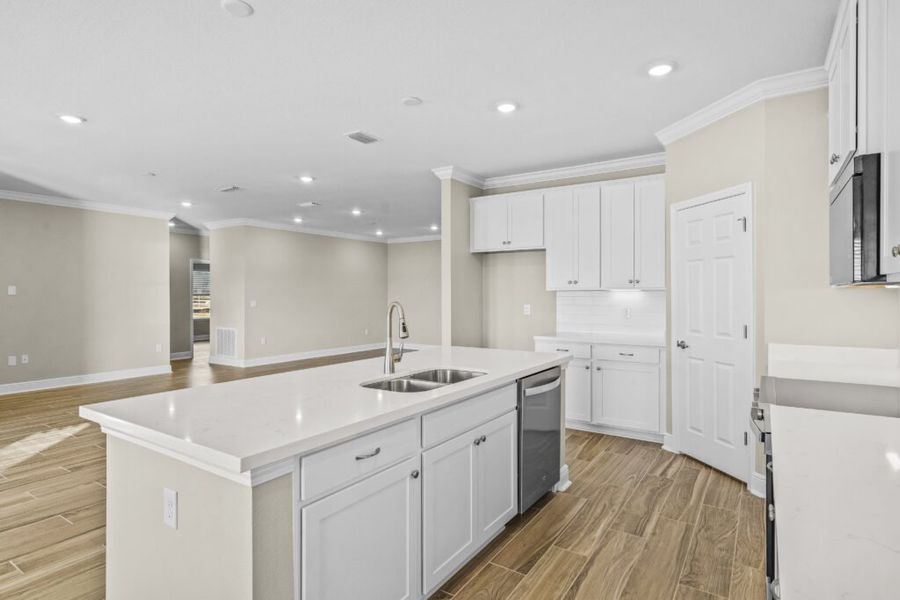 Furnished interior view inside a new home in Lake Merial, Panama City (Image 8).